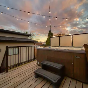 Holiday home Bright Modern - King Bed - Free Parking - Fireplace - Fast Wi-fi - Free Netflix, Edmonton